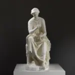 Escultura de Calíope en resina con acabado de mármol y bronce.