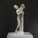 Escultura de Venus Callipigia, destacando sus curvas y detalles anatómicos.