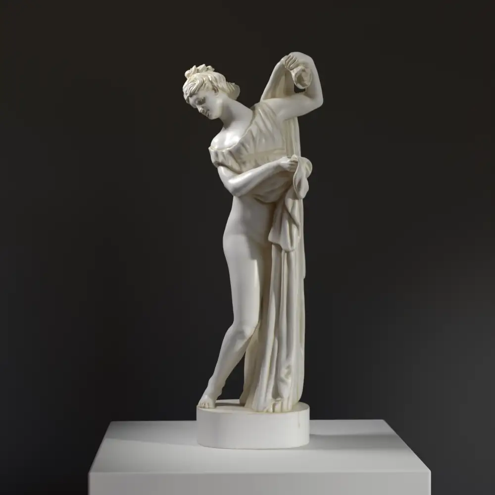 Escultura de Venus Callipigia, destacando sus curvas y detalles anatómicos.