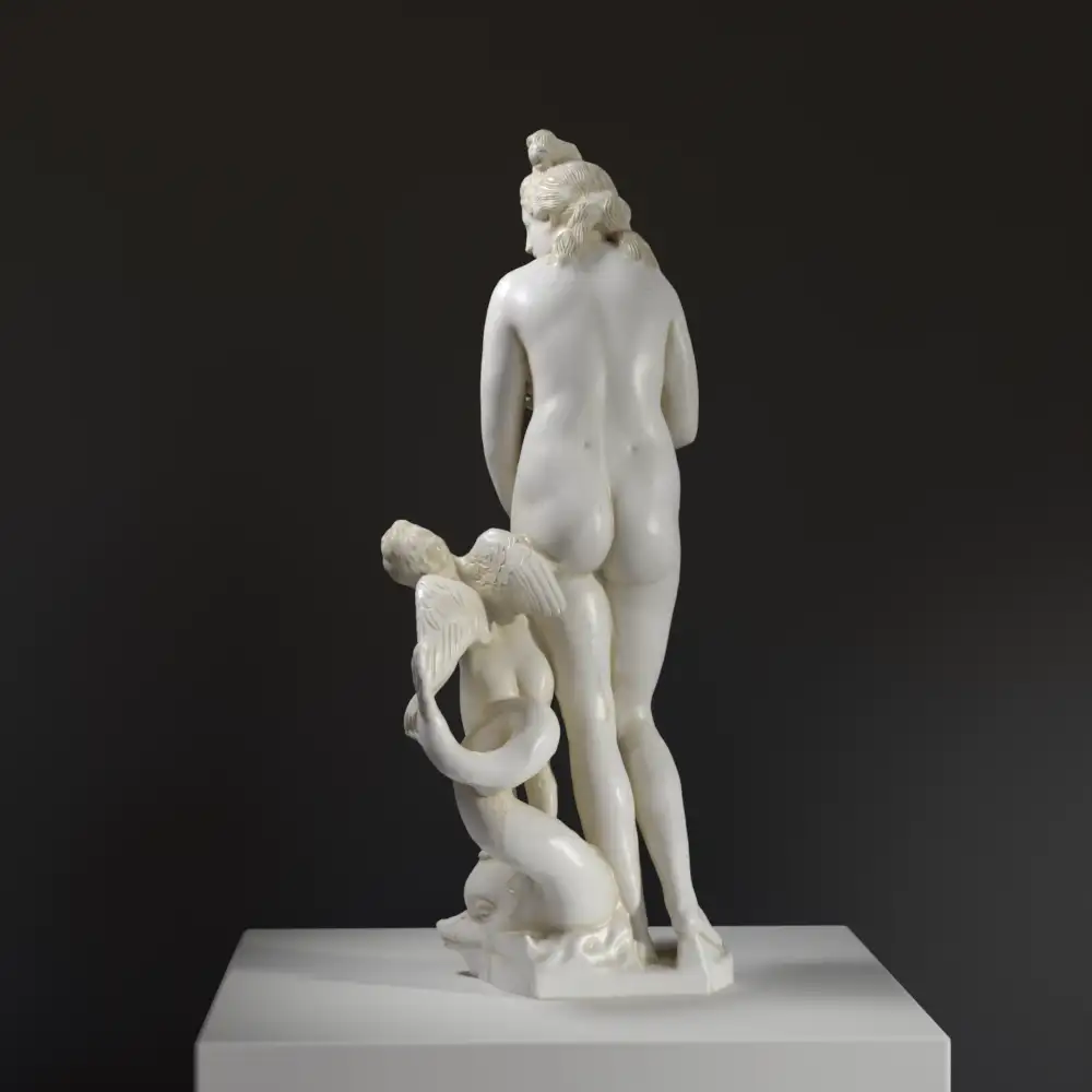 Escultura de Venus Capitolina en El Louvre de París, réplica en resina.