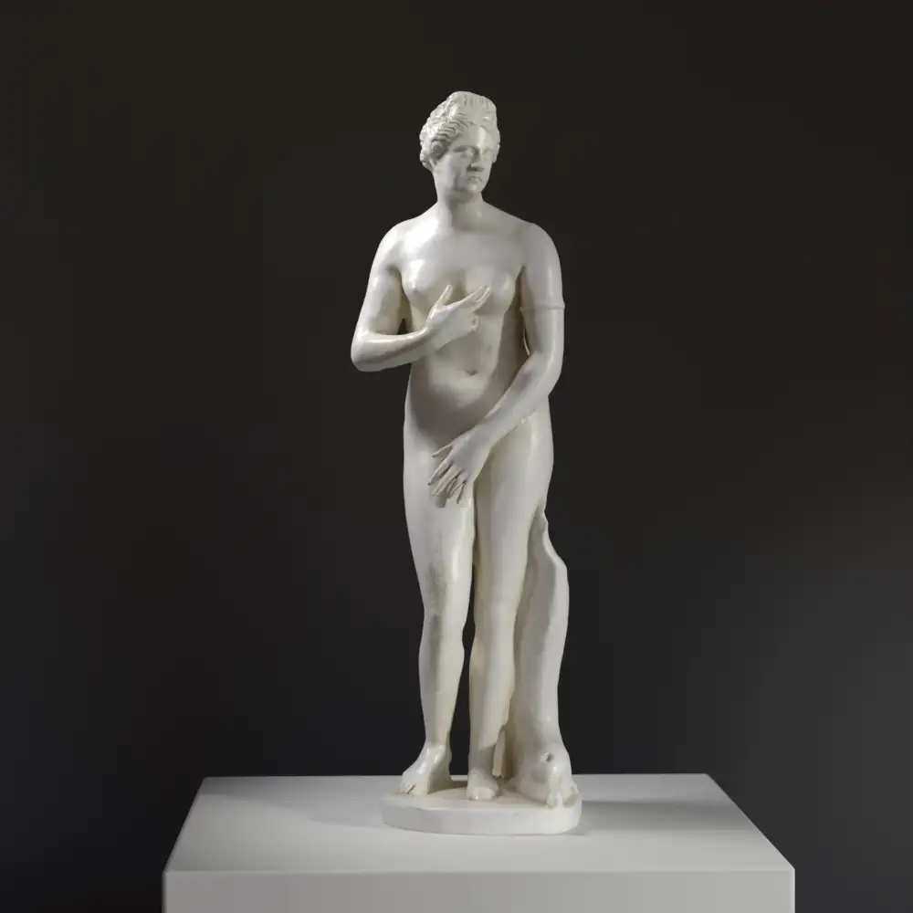 Escultura de Afrodita tipo Capitolina con cabeza de retrato, mostrando su pose graciosa y detalles anatómicos.