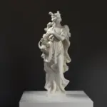Escultura de Ceres en resina con efecto de mármol y bronce.
