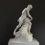 Escultura de Caronte en El Louvre de París, representando al barquero del inframundo griego.