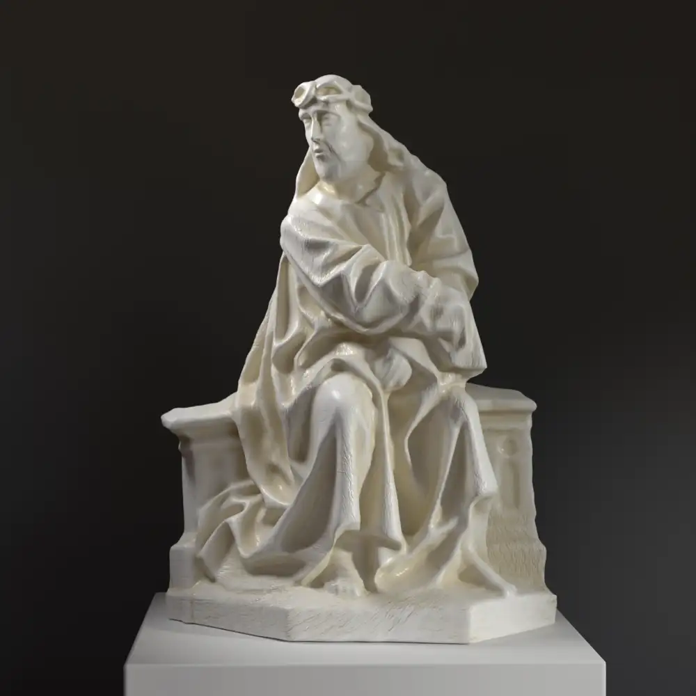 Escultura de Cristo Coronado de Espinas en resina con acabado de pátina.