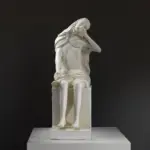 Escultura de Cristo en una Mazmorras con corona de espinas.