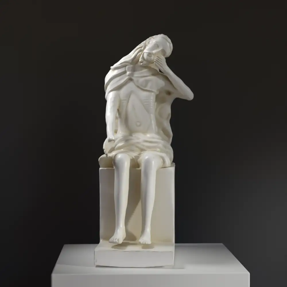 Escultura de Cristo en una Mazmorras con corona de espinas.