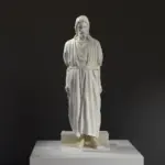 Escultura de Cristo Presentado al Pueblo en resina con acabado en mármol y bronce.