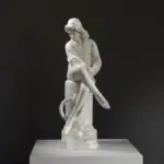 Escultura de Cristóbal Colón en su Juventud, mostrando detalles de su vestimenta y expresión.