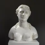 Busto de Cleopatra en resina, mostrando su expresión serena y detalles meticulosos.