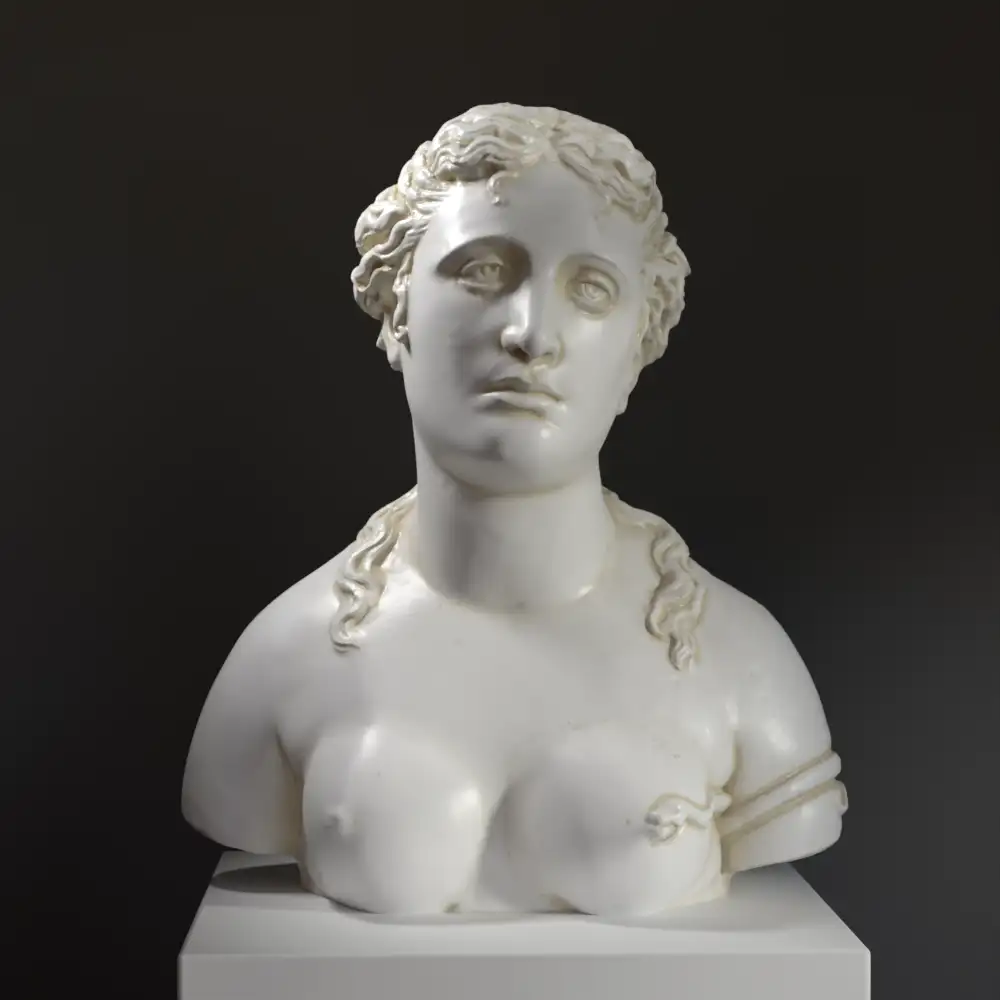 Busto de Cleopatra en resina, mostrando su expresión serena y detalles meticulosos.