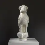 Escultura de la Estatua Colosal de un Pájaro en resina con pátina.