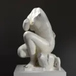 Escultura de Afrodita Agachada en resina con detalles delicados.
