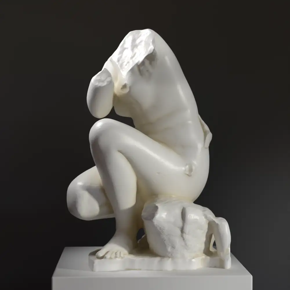 Escultura de Afrodita Agachada en resina con detalles delicados.