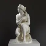 Escultura de Afrodita Agachada en el Louvre Lens