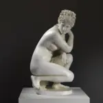 Escultura de Venus Agachada en pose delicada.