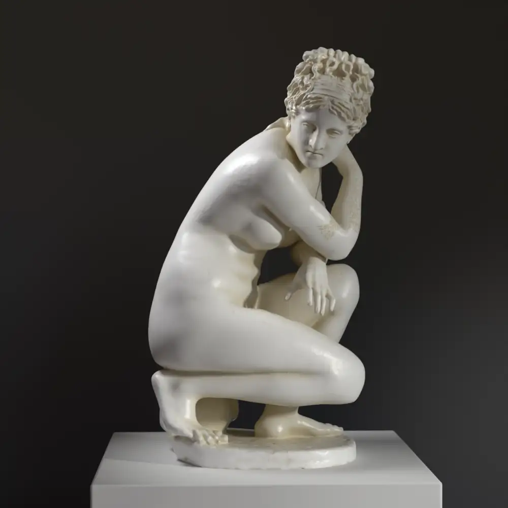 Escultura de Venus Agachada en pose delicada.