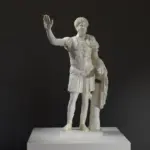 Busto de figura cuirassada con cabeza no relacionada de Marco Aurelio, destacando su armadura y expresión.