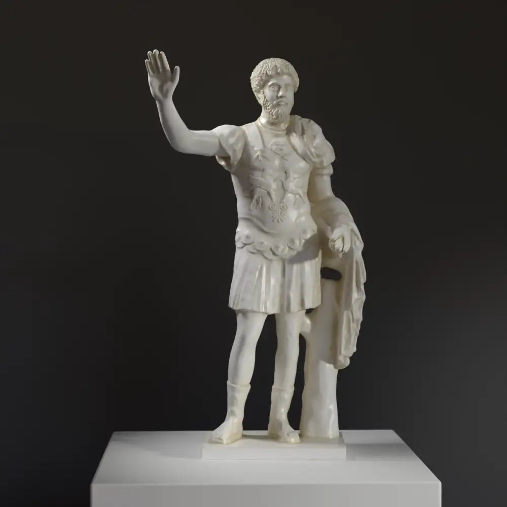 Busto de figura cuirassada con cabeza no relacionada de Marco Aurelio, destacando su armadura y expresión.
