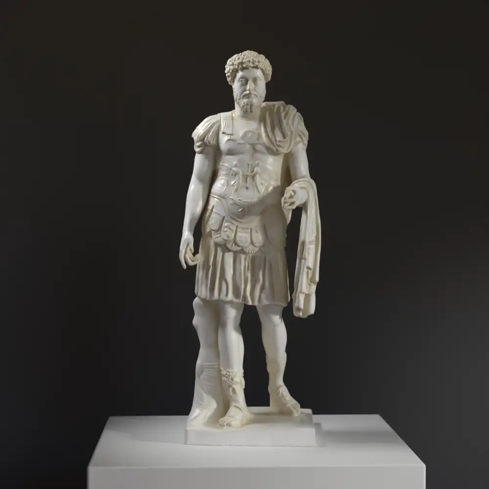 Escultura de la Estatua Cuirassada de Marco Aurelio en resina con efecto de pátina.