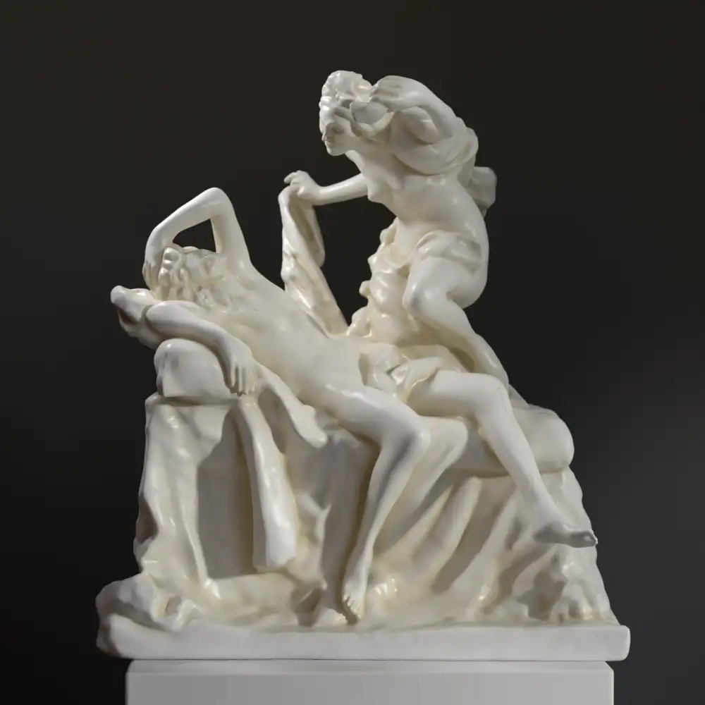 Escultura de Cupido y Psique en resina con acabado en mármol y bronce.