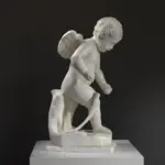Escultura de Cupido Tallando un Arco, una réplica que captura la esencia del Renacimiento.