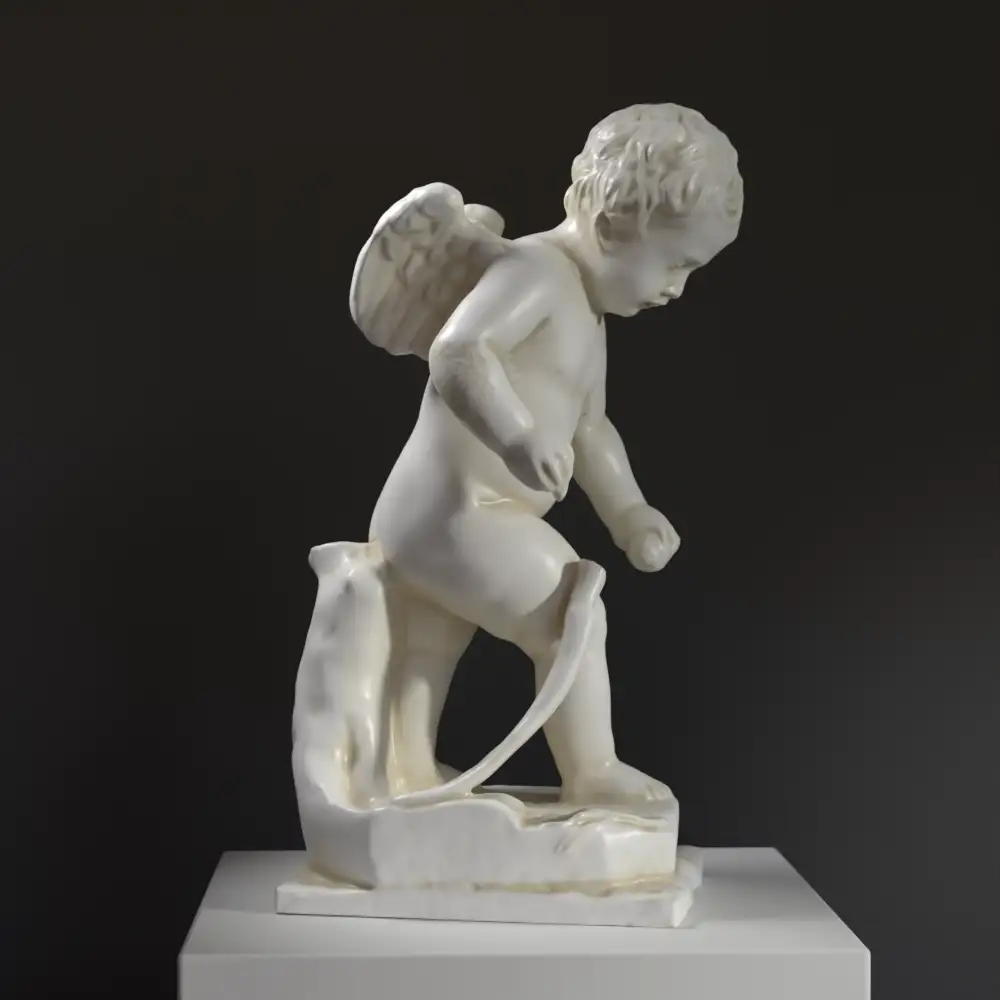 Escultura de Cupido Tallando un Arco, una réplica que captura la esencia del Renacimiento.