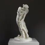 Escultura de Cupido Cortando su Arco del Garrote de Hércules, mostrando detalles anatómicos y una expresión juguetona.
