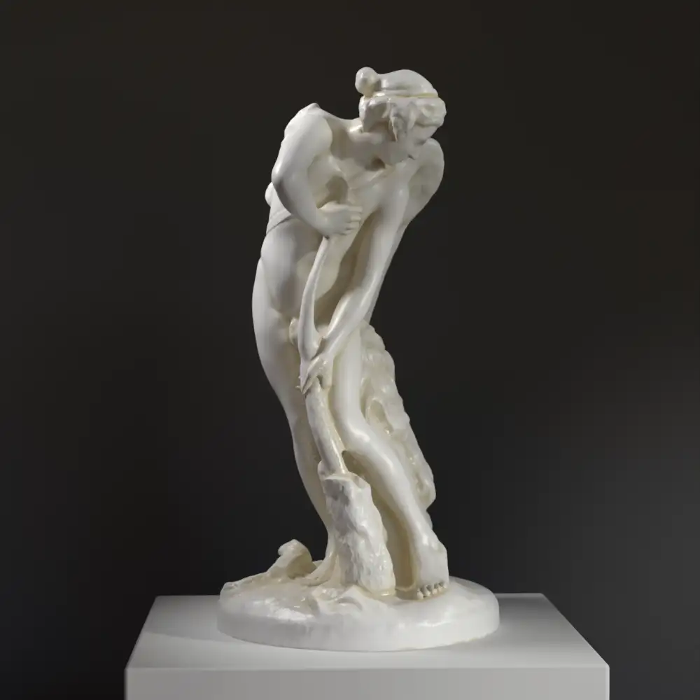 Escultura de Cupido Cortando su Arco del Garrote de Hércules, mostrando detalles anatómicos y una expresión juguetona.