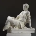 Escultura de Danaë en el altar, mostrando la figura serena de Danaë.