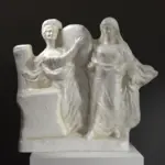 Escultura de Mujeres Bailando que muestra a dos figuras en movimiento.