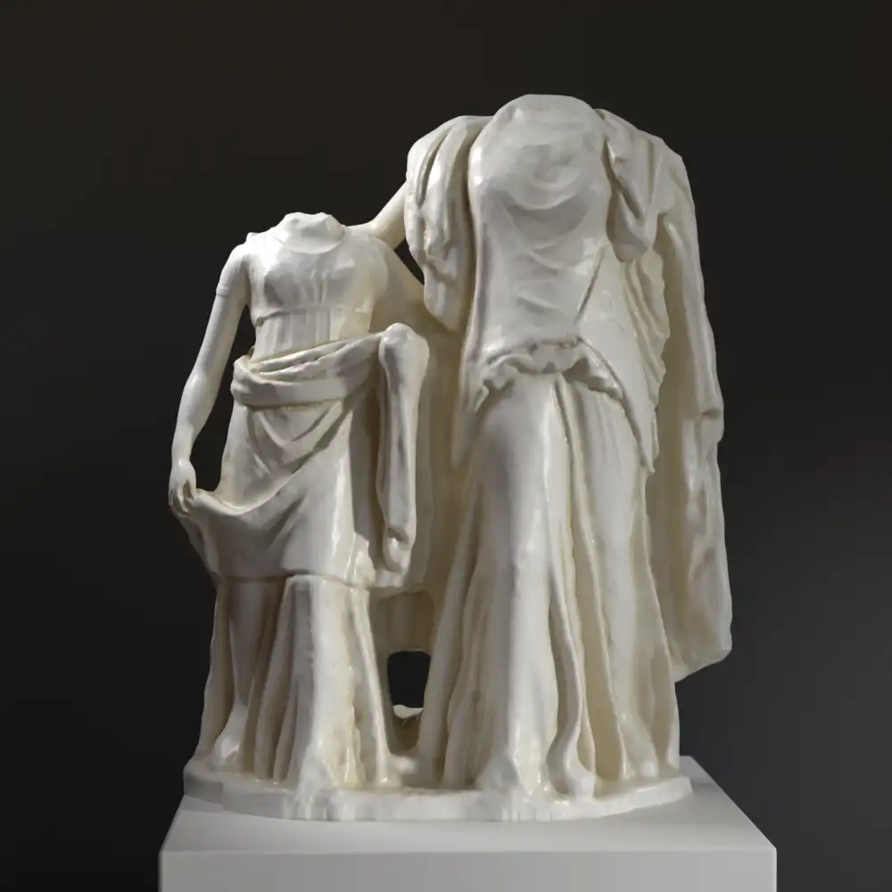 Escultura de Deméter y Perséfone en resina con efecto de pátina.