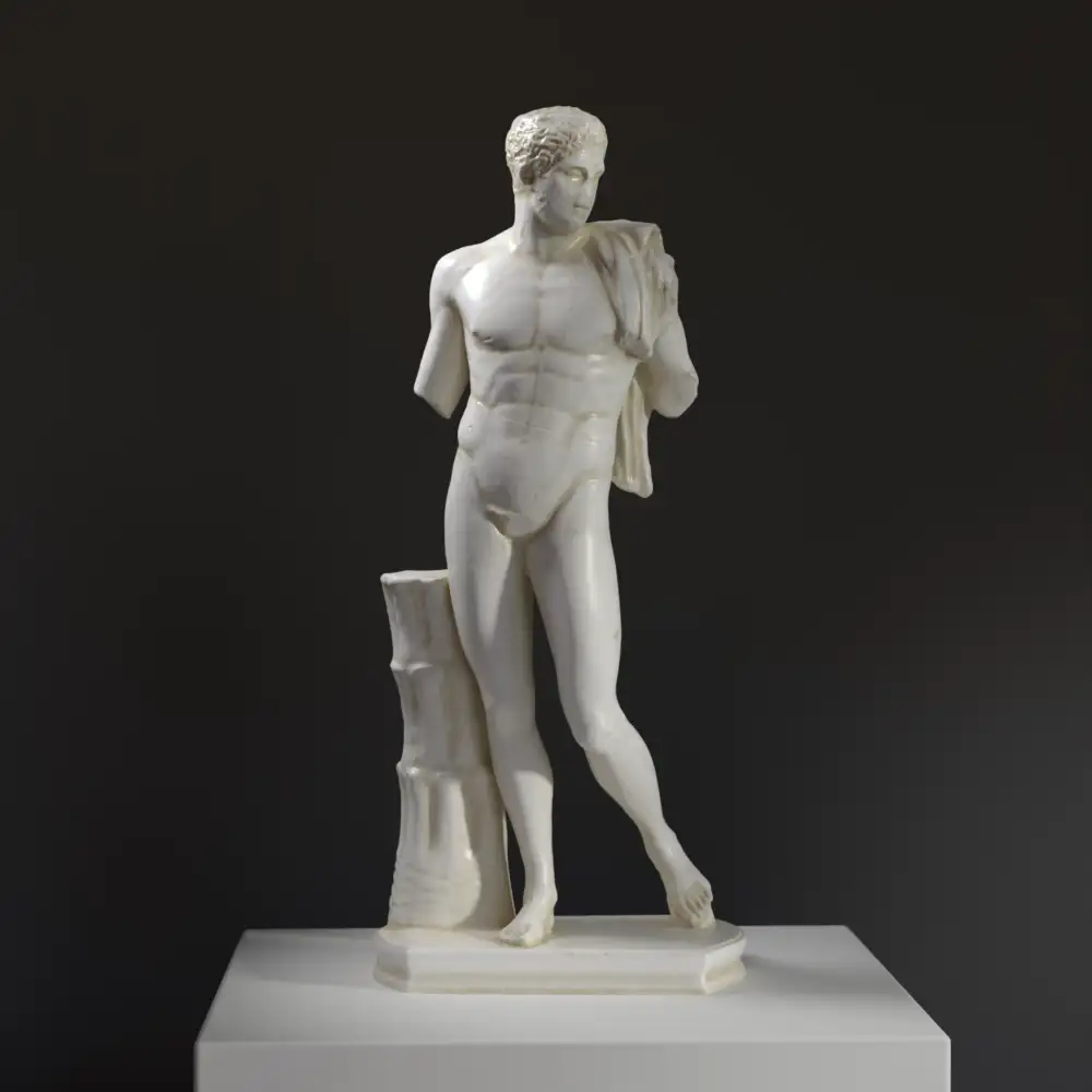 Escultura de Diomedes en resina, representando a un héroe griego.