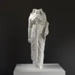 Escultura egipcia en resina de alta calidad con efecto de mármol y bronce.