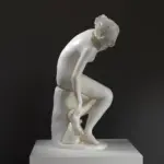 Escultura de Eurídice con detalles intrincados y acabado de mármol y bronce.
