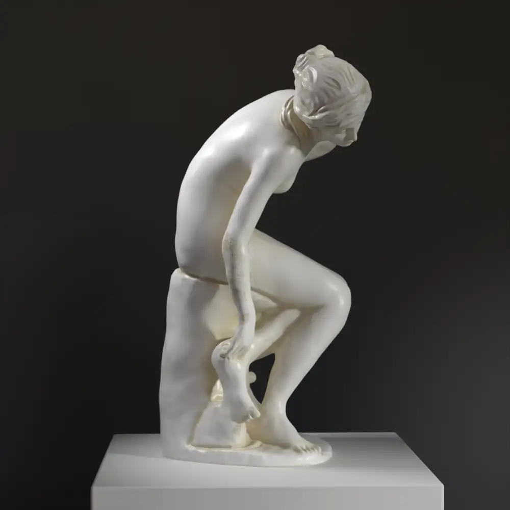 Escultura de Eurídice con detalles intrincados y acabado de mármol y bronce.