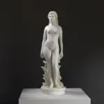 Escultura de Eva en estado de desnudez con una planta detrás.