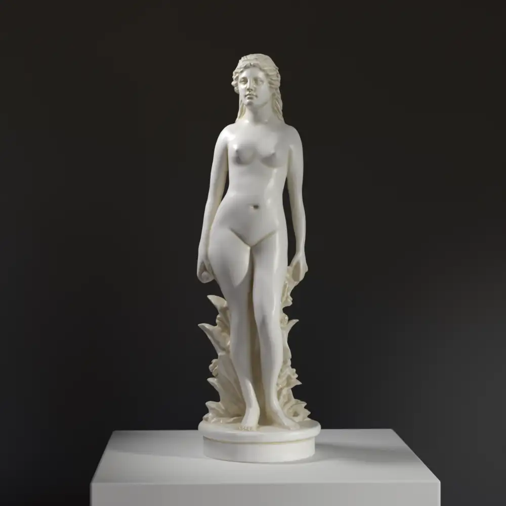 Escultura de Eva en estado de desnudez con una planta detrás.