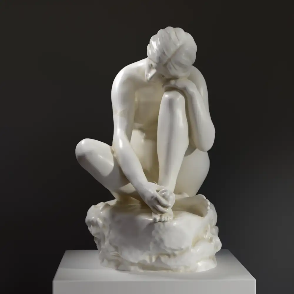 Escultura de Eva Antes del Pecado en resina con acabado de mármol.