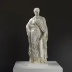 Escultura de Faustina en el Palacio de Versalles, Francia, en resina con pátina.