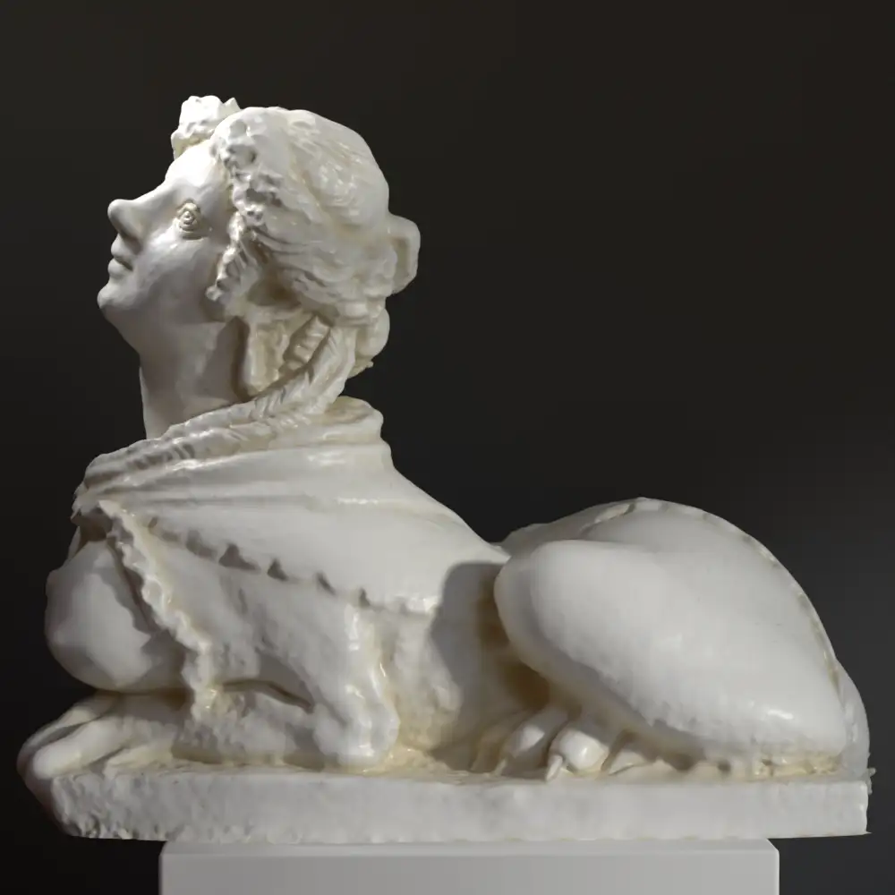 Escultura de la Esfinge Femenina adornada con joyas, representando la mitología antigua.