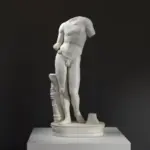 Escultura de la Figura de Apolo en detalle, mostrando su belleza y características anatómicas.