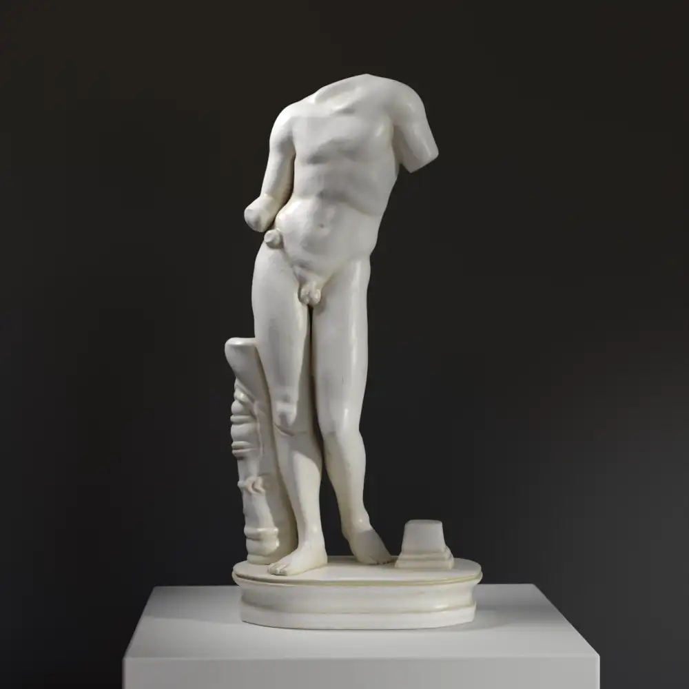 Escultura de la Figura de Apolo en detalle, mostrando su belleza y características anatómicas.