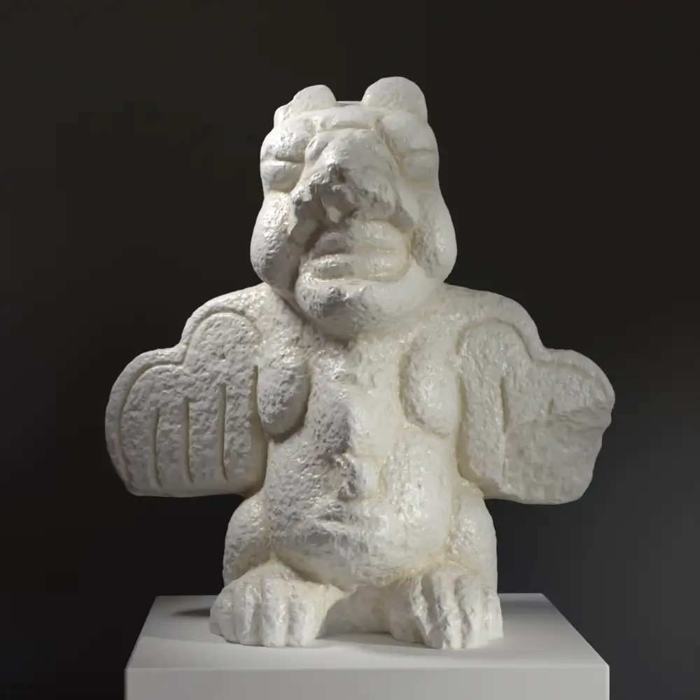 Escultura de Figura con tocado de animal, mostrando un hombre con un animal en la cabeza.
