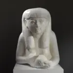 Escultura de la figura fragmentaria de Isis y Horus en yeso egipcio.