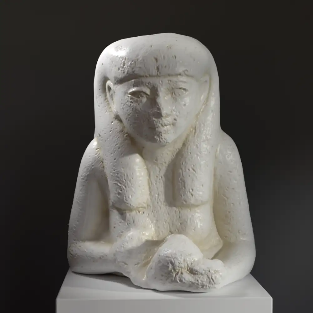 Escultura de la figura fragmentaria de Isis y Horus en yeso egipcio.