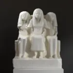 Busto de la Escultura Funeraria de Amenemheb con su esposa y madre, arte del antiguo Egipto.