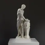 Escultura de Gayo Mucio Escévola en resina con efecto de mármol y bronce.