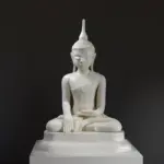 Escultura de Gautama Buda en resina con acabado de pátina.