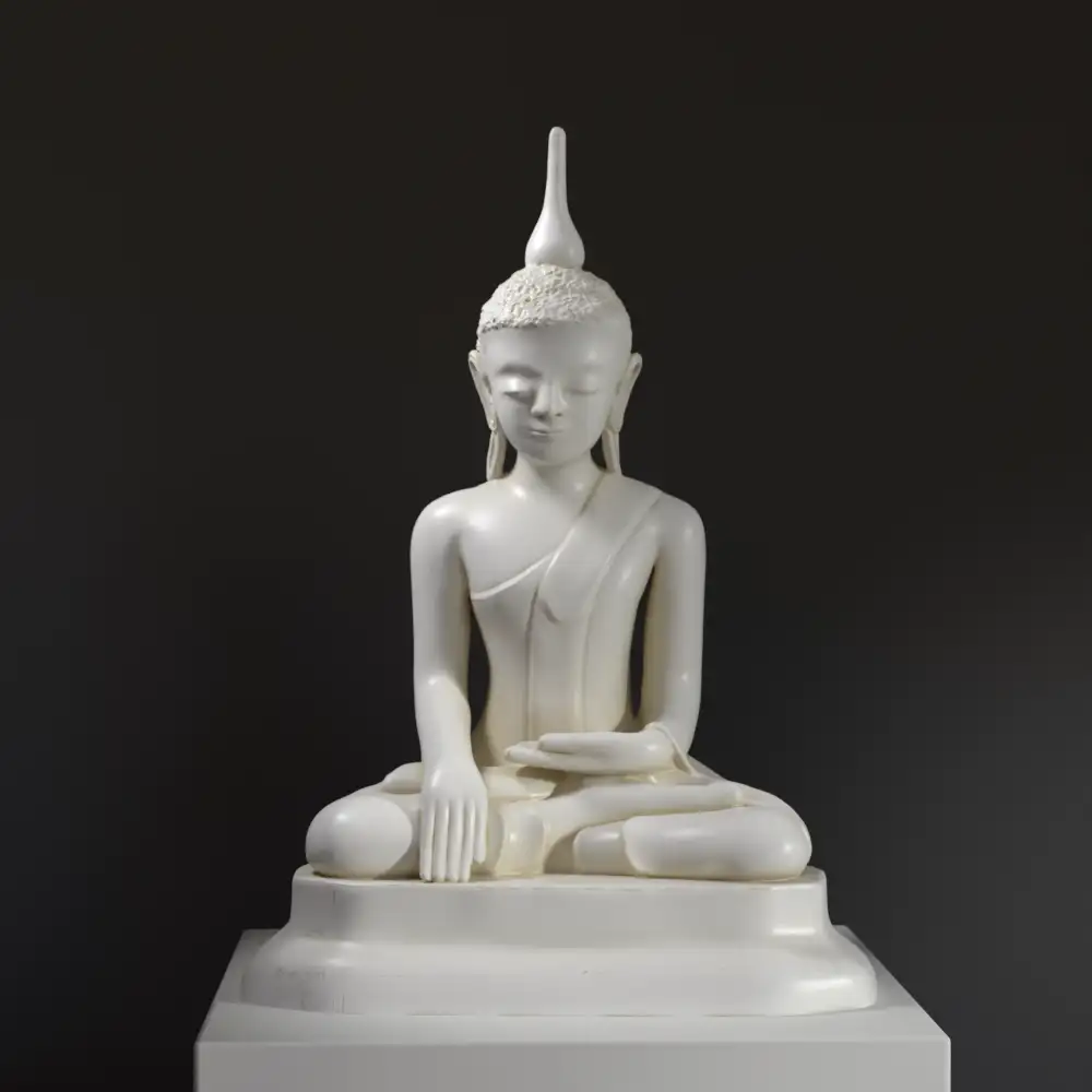 Escultura de Gautama Buda en resina con acabado de pátina.