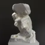 Escultura de la Kariatide Caída, réplica de Rodin en resina con acabado de pátina.